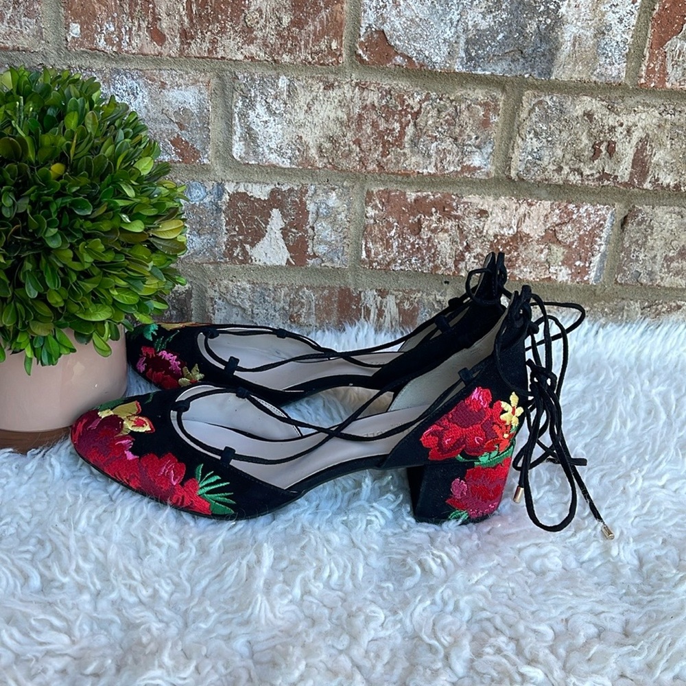 New 100% Exclusive Kenneth Cole Tessa Embroidered Lace Up Block Heel Pumps Sz 11 - Picture 10 of 10